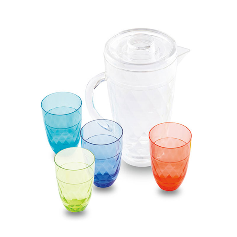 有4个杯子的水壶